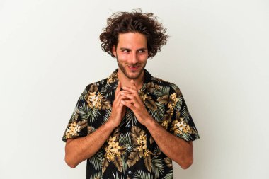 Kafkasyalı genç bir adam beyaz arka planda izole edildi. Aklında bir plan oluşturdu..