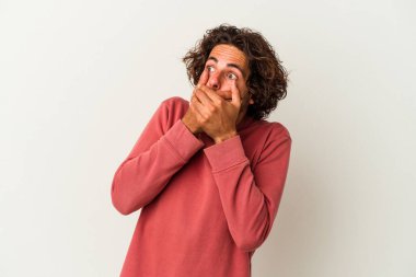 Beyaz arka planda izole edilmiş beyaz tenli genç adam ağzını eliyle kapatan bir fotokopi odasına bakıyor..