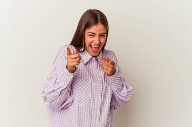 Beyaz arka planda izole edilmiş genç beyaz bir kadın şok geçiriyordu. Önemli bir buluşmayı hatırladı..