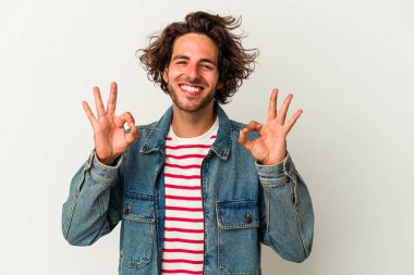 Beyaz arka planda izole edilmiş genç beyaz bir adam neşeli ve kendinden emin..