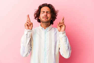 Kafkasyalı genç adam, şans dilemek için pembe fırında izole edilmiş.