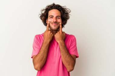 Beyaz arka planda izole genç beyaz adam iki seçenek arasında şüphe.