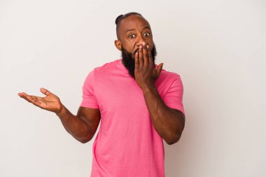 Pembe arka planda sakallı Afrikalı Amerikalı bir adam, avuç içi fotokopi alanı tutmaktan etkilenmiş..