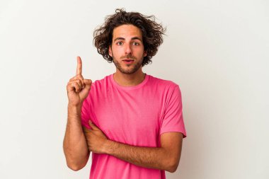 Beyaz arka planda izole edilmiş beyaz bir genç adam, yaratıcılık kavramı, harika bir fikre sahip..