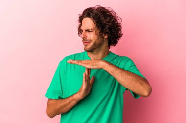 Kafkasyalı genç bir adam pembe fırında izole edilmiş, mola veriyor..