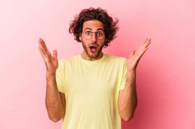 Kafkasyalı genç bir adam pembe fırında yalnız başına zaferi ya da başarıyı kutluyor, şaşırıyor ve şok oluyor..