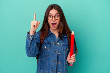 Mavi arka planda büyük bir kalem tutan beyaz bir kadın. Bir fikri, ilham konsepti var..