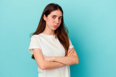 Mavi arka planda soyutlanmış, sıkılmış, yorgun ve dinlenmeye ihtiyacı olan beyaz bir kadın..
