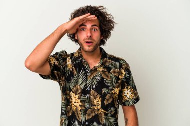 Beyaz arka planda izole genç beyaz adam yüksek sesle bağırıyor, gözleri açık ve elleri gergin tutuyor..