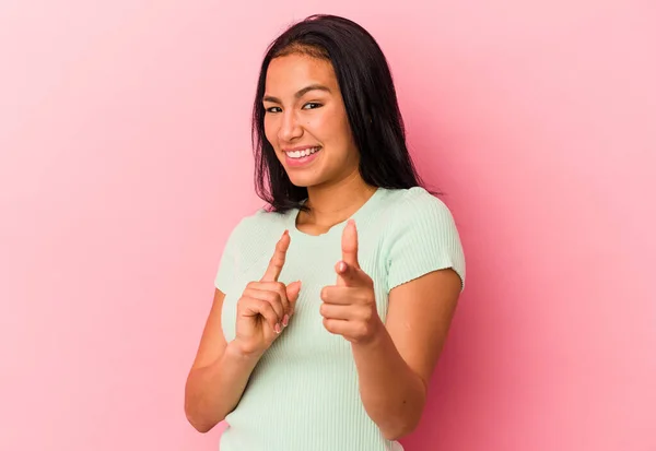 Joven Venezolana Aislada Sobre Fondo Rosa Apuntando Frente Con Los —  Fotos de Stock