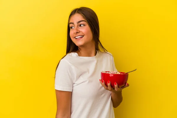 Mladá Běloška Držící Obiloviny Izolované Žlutém Pozadí Usmívá Veselá Příjemná — Stock fotografie
