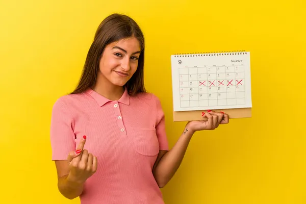 Giovane Donna Caucasica Possesso Calendario Isolato Sfondo Giallo Che Punta — Foto Stock