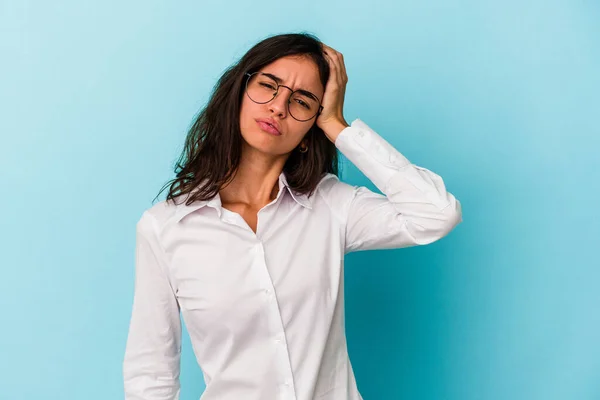 Ung Kaukasisk Kvinna Isolerad Blå Bakgrund Trött Och Mycket Sömnig — Stockfoto