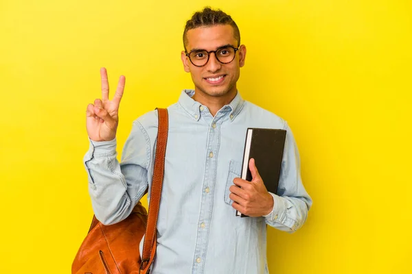 Giovane Studente Venezuelano Isolato Sfondo Giallo Mostrando Numero Due Con — Foto Stock