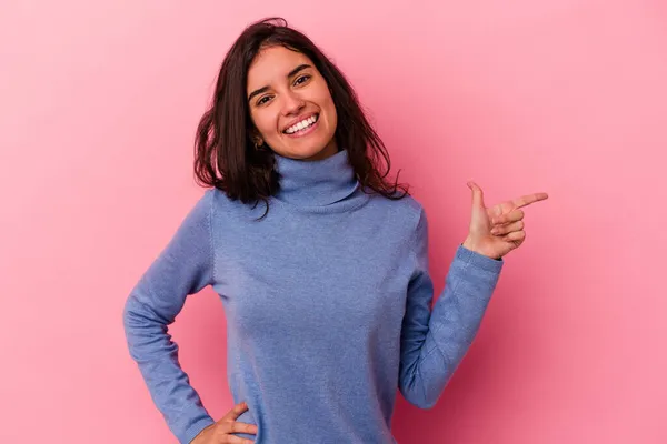 Joven Mujer Caucásica Aislada Sobre Fondo Rosa Sonriendo Alegremente Señalando — Foto de Stock