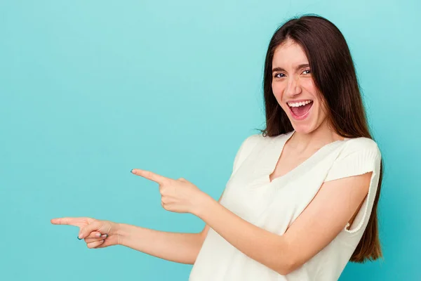 Jonge Blanke Vrouw Geïsoleerd Blauwe Achtergrond Wijzend Met Wijsvingers Naar — Stockfoto