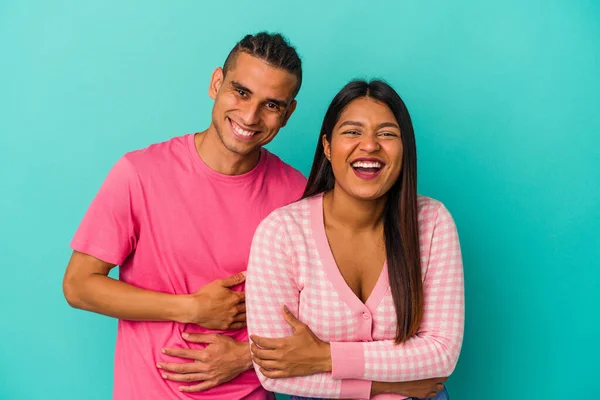 Mavi Arka Planda Yalnız Yaşayan Genç Latin Çift Gülüyor Eğleniyor — Stok fotoğraf