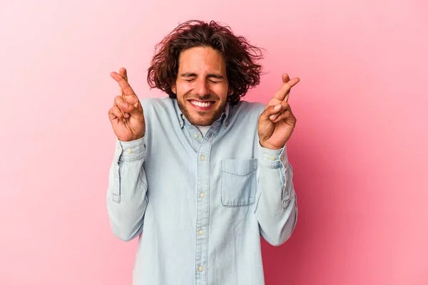 Jonge Blanke Man Geïsoleerd Roze Bakcground Kruising Vingers Voor Het — Stockfoto