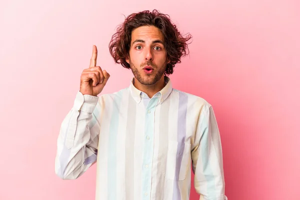 Jonge Kaukasische Man Geïsoleerd Roze Bakcground Wijzen Omgekeerd Met Geopende — Stockfoto