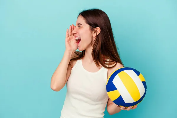 Молода Біла Жінка Грає Волейбол Ізольовано Синьому Фоні Кричить Тримає — стокове фото