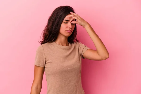 Jonge Blanke Vrouw Geïsoleerd Roze Achtergrond Met Een Hoofdpijn Aanraken — Stockfoto