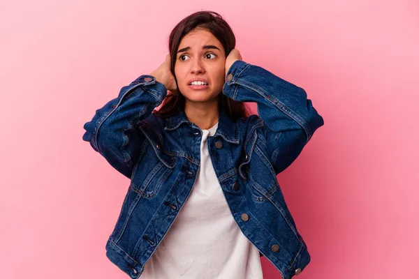 Joven Mujer Caucásica Aislada Sobre Fondo Rosa Asustada Asustada —  Fotos de Stock