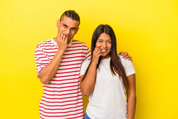Jong Latijn Paar Geïsoleerd Gele Achtergrond Bijten Nagels Nerveus Zeer — Stockfoto