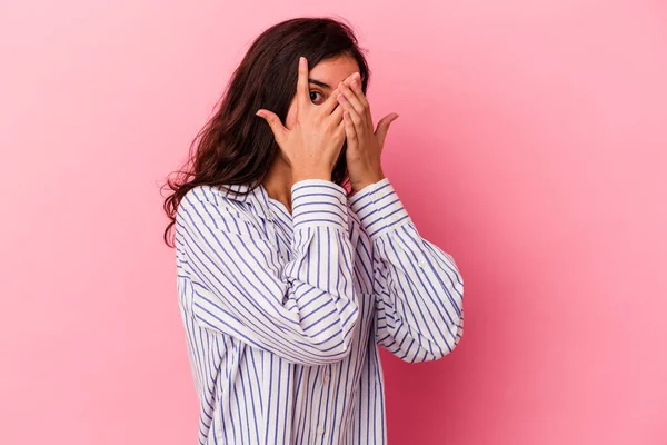 Jeune Femme Caucasienne Isolée Sur Fond Rose Clignote Travers Les — Photo