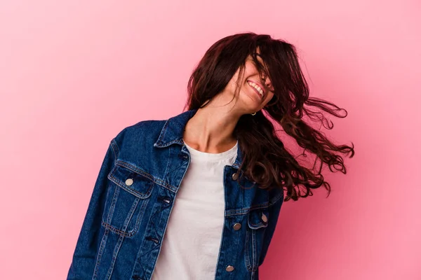 Joven Mujer Caucásica Aislada Sobre Fondo Rosa Bailando Divirtiéndose — Foto de Stock