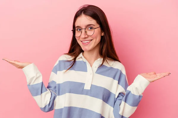 Junge Kaukasische Frau Isoliert Auf Rosa Hintergrund Macht Waage Mit — Stockfoto