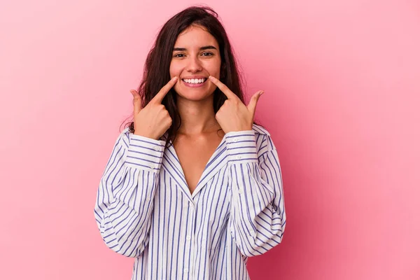 Mujer Joven Caucásica Aislada Sobre Fondo Rosa Sonríe Señalando Con — Foto de Stock