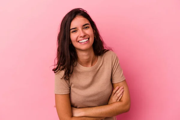 Jeune Femme Caucasienne Isolée Sur Fond Rose Riant Amusant — Photo