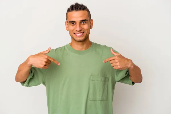 Jovem Venezuelano Isolado Fundo Branco Surpreso Apontando Com Dedo Sorrindo — Fotografia de Stock