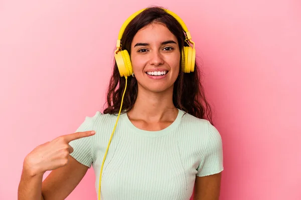 Νεαρή Καυκάσια Γυναίκα Ακούει Μουσική Απομονωμένη Ροζ Φόντο Άτομο Που — Φωτογραφία Αρχείου