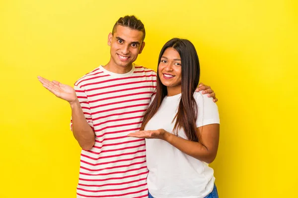 Jovem Casal Latino Isolado Fundo Amarelo Mostrando Espaço Cópia Uma — Fotografia de Stock
