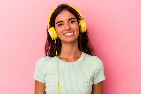 Νεαρή Καυκάσια Γυναίκα Ακούει Μουσική Απομονωμένη Ροζ Φόντο Χαρούμενη Χαμογελαστή — Φωτογραφία Αρχείου