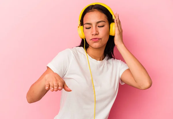 Jovem Venezuelana Ouvindo Música Isolada Fundo Rosa — Fotografia de Stock