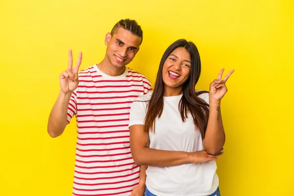 Jong Latijn Paar Geïsoleerd Gele Achtergrond Vreugdevol Zorgeloos Tonen Een — Stockfoto