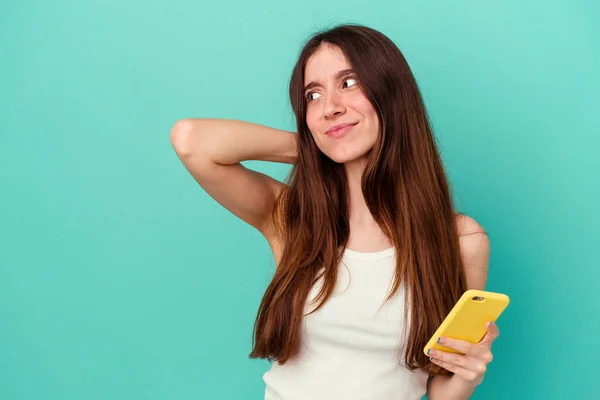 Ung Kaukasiska Kvinna Som Håller Mobiltelefon Isolerad Blå Bakgrund Vidrör — Stockfoto