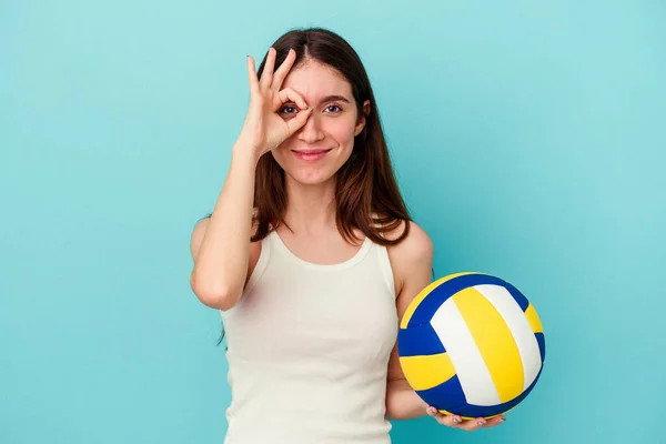 Молода Біла Жінка Грає Волейбол Ізольовано Синьому Фоні Захоплюючись Підтримкою — стокове фото