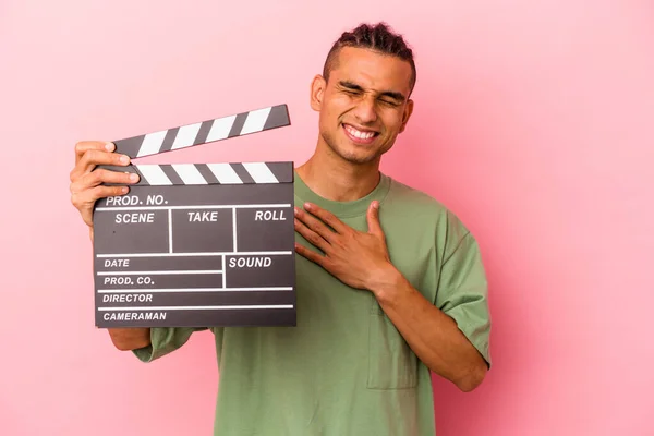 Young Venezuelan Man Holding Clapperboard Isolated Pink Background Laughs Out — Stock Photo, Image