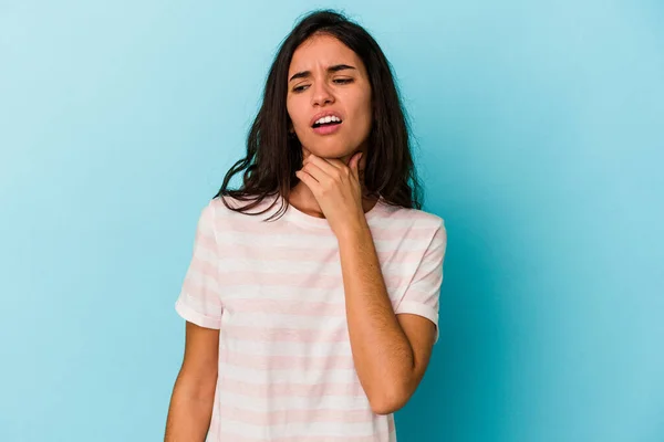 Jonge Blanke Vrouw Geïsoleerd Blauwe Achtergrond Aanraken Achterkant Van Het — Stockfoto