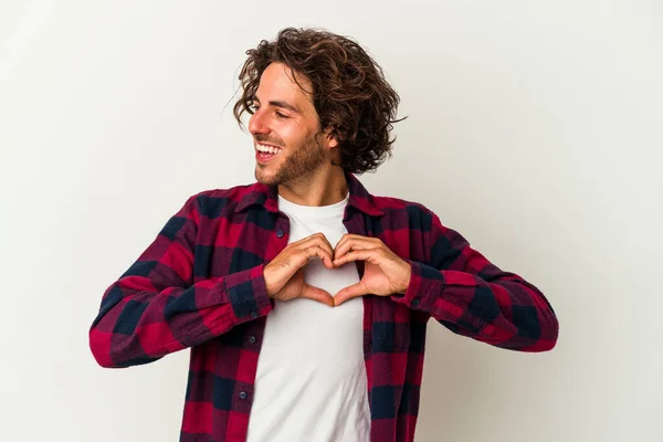 Jovem Caucasiano Isolado Fundo Branco Sorrindo Mostrando Uma Forma Coração — Fotografia de Stock