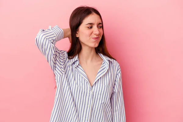 Mulher Branca Jovem Isolado Fundo Rosa Cansado Muito Sonolento Mantendo — Fotografia de Stock