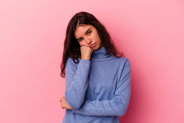 Mujer Caucásica Joven Aislada Sobre Fondo Rosa Que Siente Triste — Foto de Stock