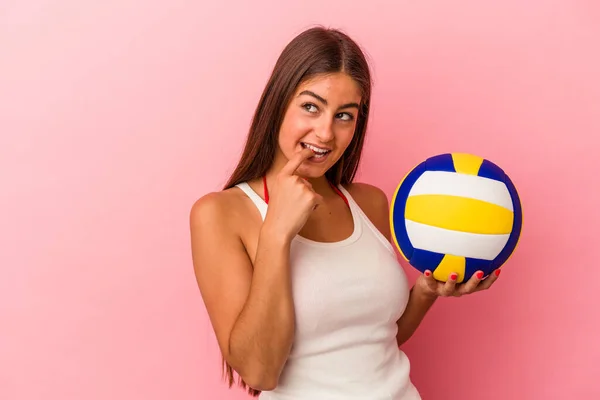 Mujer Caucásica Joven Sosteniendo Una Pelota Voleibol Aislado Sobre Fondo — Foto de Stock