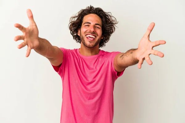 Joven Caucásico Hombre Aislado Blanco Fondo Siente Seguro Dar Abrazo — Foto de Stock