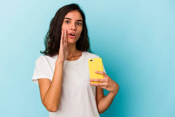 Jeune Femme Caucasienne Tenant Téléphone Portable Isolé Sur Fond Bleu — Photo