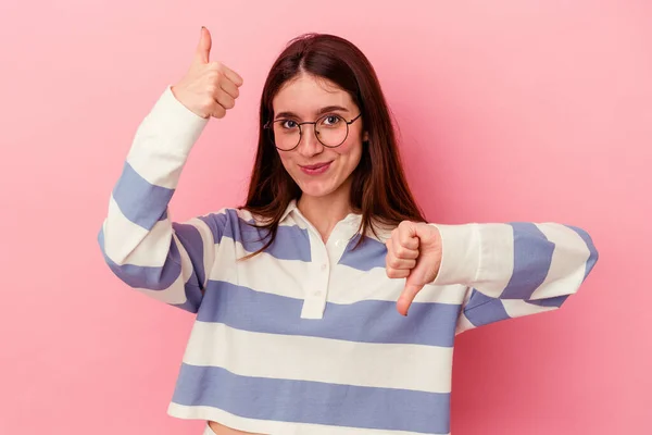 Mujer Joven Caucásica Aislada Sobre Fondo Rosa Mostrando Pulgares Hacia —  Fotos de Stock