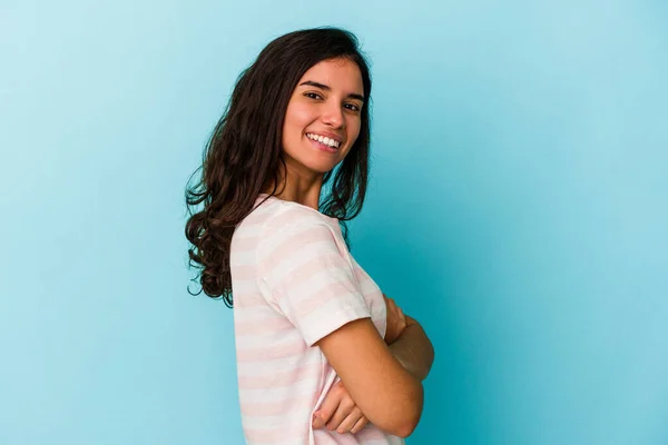 Joven Mujer Caucásica Aislada Sobre Fondo Azul Feliz Sonriente Alegre — Foto de Stock